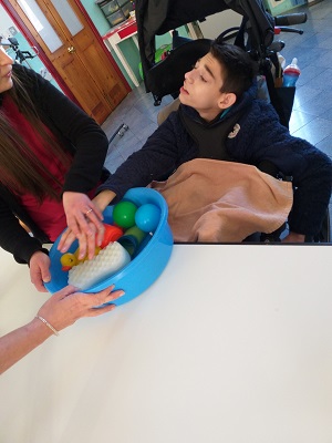 Klein - Exploring a range of objects and water toys with visual and tactile interest 